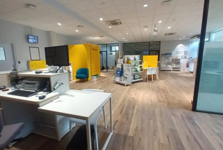 Post offices in France installs fitting rooms for its customers (and it makes people grind their teeth)