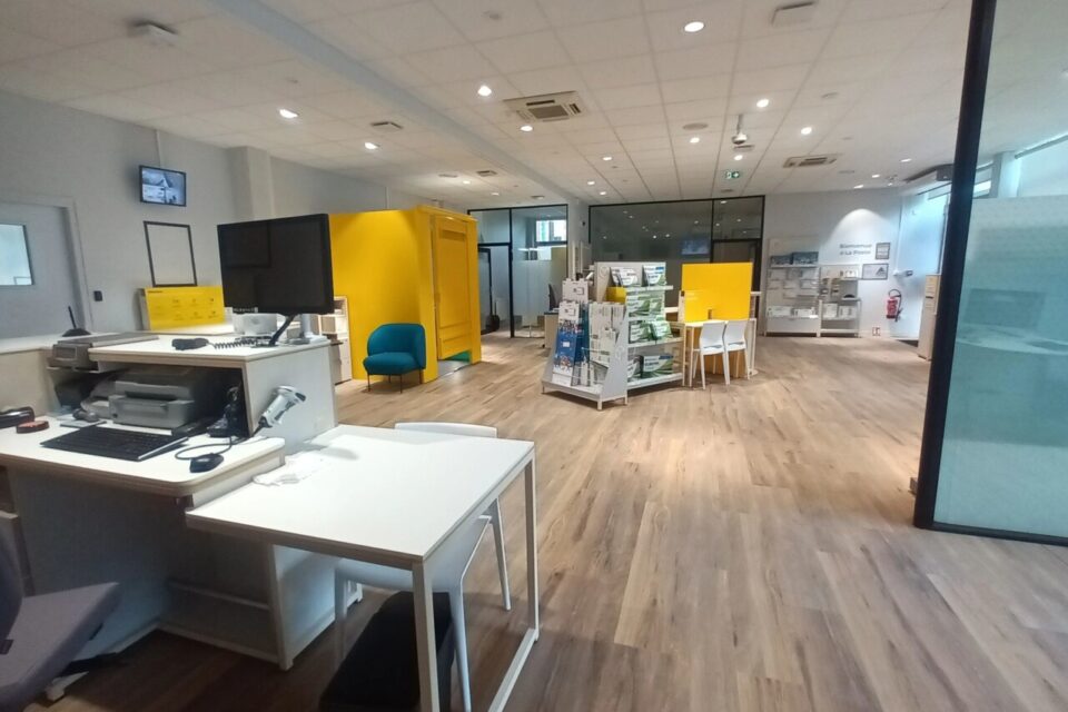 Post offices in France installs fitting rooms for its customers (and it makes people grind their teeth)
